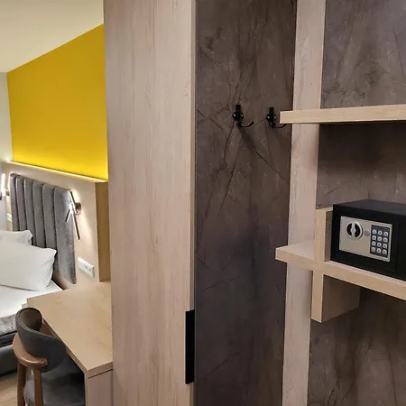 Hotel Xzllenz 50