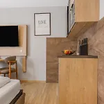 מלון Xzllenz 50